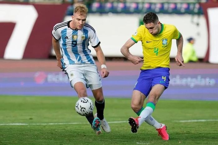 Brazil, Paraguay và Venezuela nằm chung bảng tại vòng loại Olympic Paris 2024 khu vực Nam Mỹ. Do cả 2 ‘ông kẹ’ của bóng đá Nam Mỹ đều thi đấu không tốt ở hai trận mở màn nên họ phải quyết đấu với nhau để tranh vé tới Pháp. Brazil, Paraguay và Venezuela nằm chung bảng tại vòng loại Olympic Paris 2024 khu vực Nam Mỹ. Do cả 2 ‘ông kẹ’ của bóng đá Nam Mỹ đều thi đấu không tốt ở hai trận mở màn nên họ phải quyết đấu với nhau để tranh vé tới Pháp.