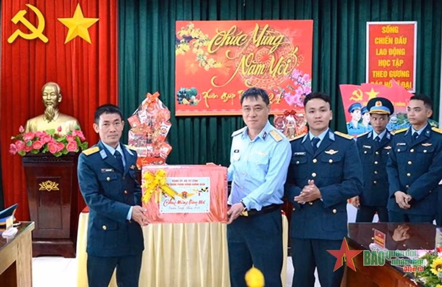 Lãnh đạo Trung đoàn 290 chúc Tết cán bộ, chiến sĩ Trạm Ra-đa 29.