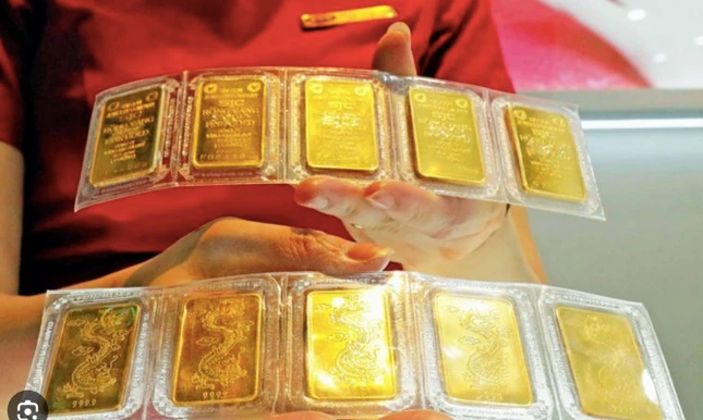 Giá vàng lao dốc, người mua vàng lỗ nặng.
