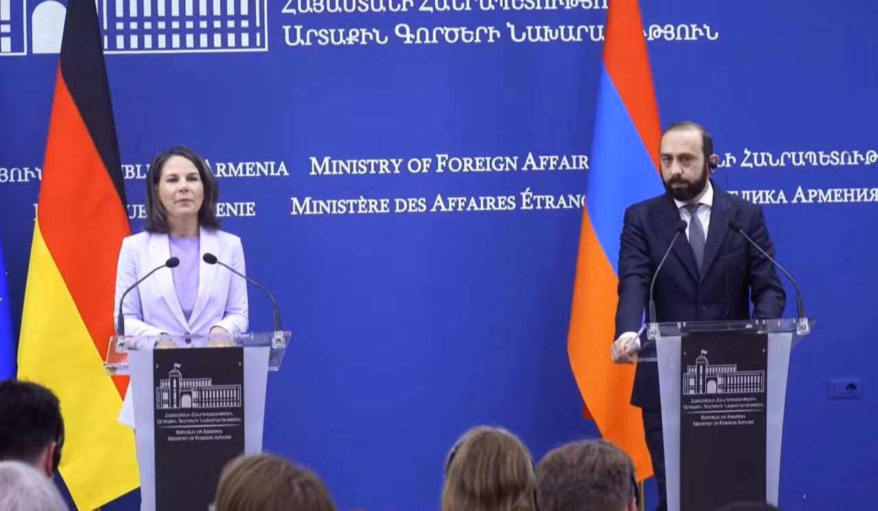 Ngoại trưởng Đức Annalena Baerbock (trái) phát biểu trong chuyến thăm Armenia ngày 3/11.