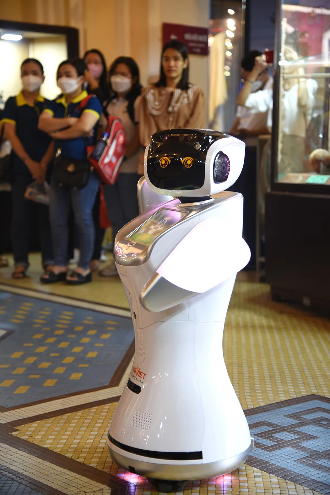 Robot tương tác cùng khách tham quan được triển khai tại Bảo tàng Lịch sử TPHCM.