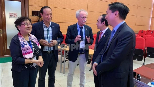 TS, BS Đào Thu Hà (ngoài cùng bên trái), Chủ tịch Liên đoàn y tế Pháp – Việt cùng đồng nghiệp đã có bài trình bày lịch sử lâu dài và các sự kiện hiện tại của Hội hữu nghị Y khoa Pháp - Việt.