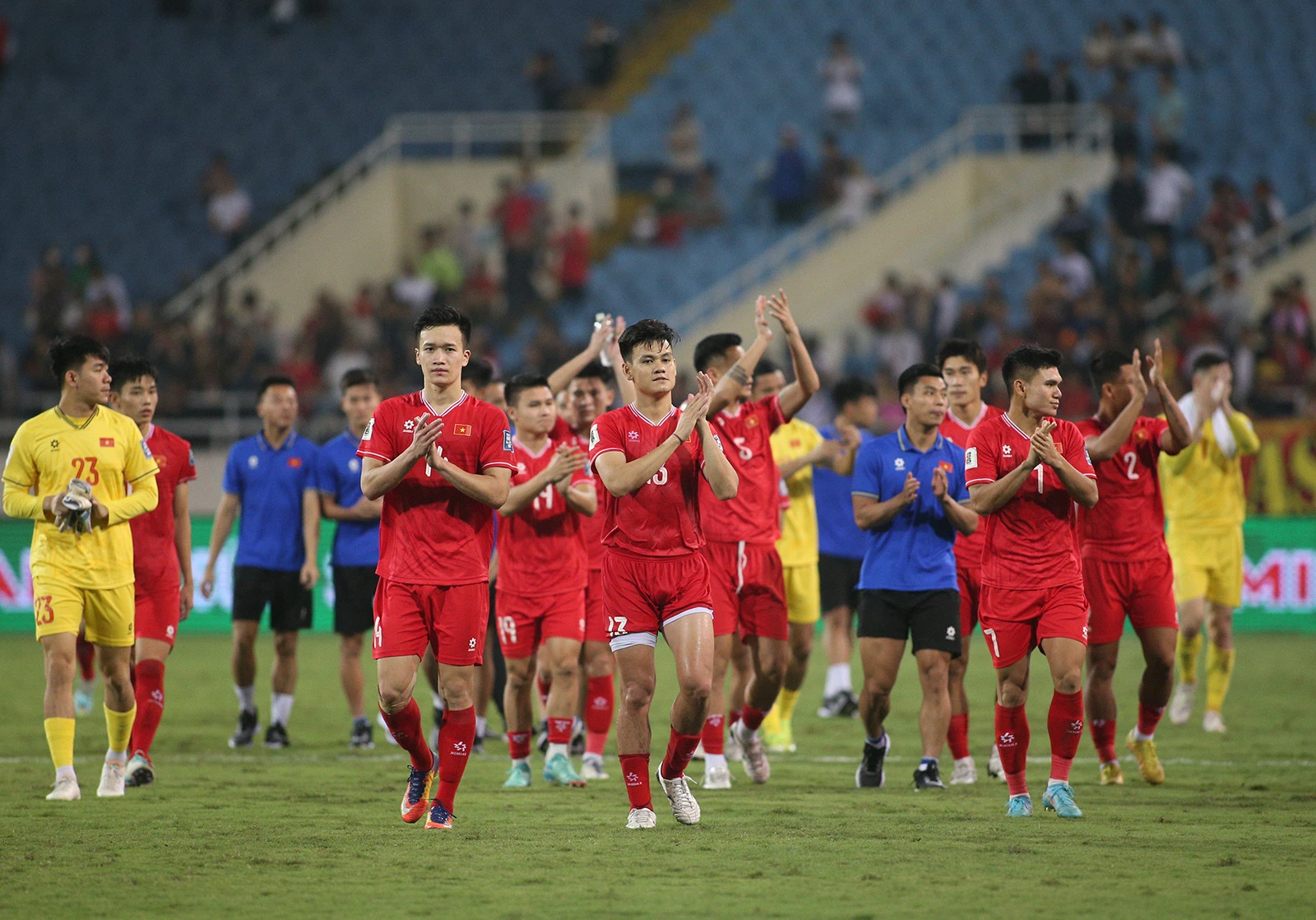 Các tuyển thủ Việt Nam tri ân Huấn luyện viên Troussier.