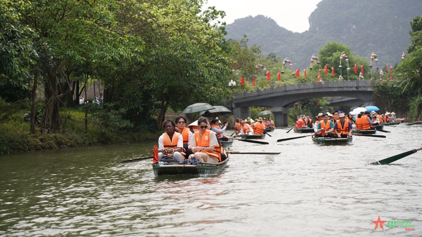 Đoàn lên thuyền tham quan quần thể danh thắng Tràng An. Tràng An 2.jpg