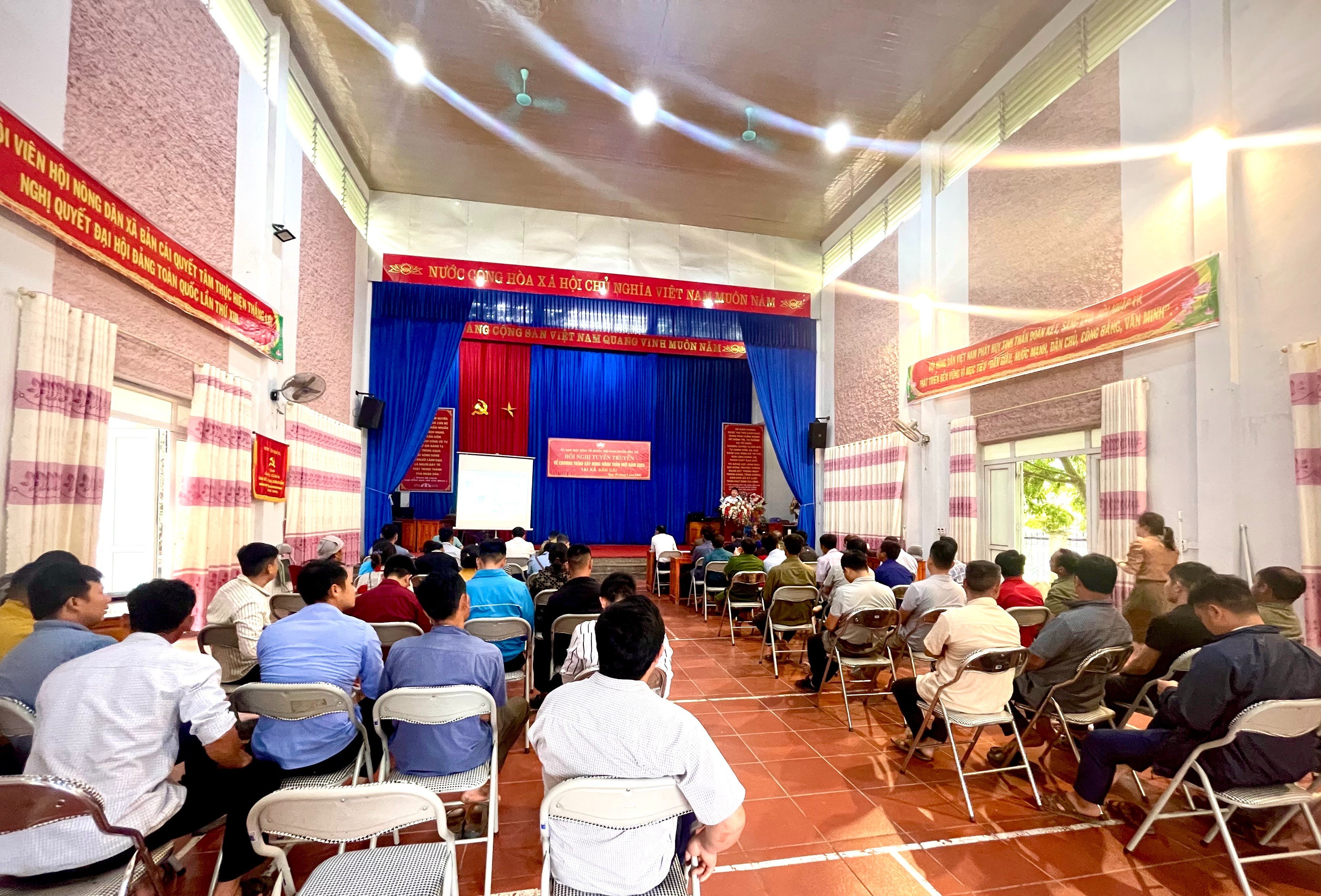Quang cảnh hội nghị. z4270632578247_9cf3e47d151d359c231a80649907548f.jpg