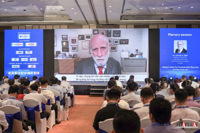 Ông Vinton G. Cerf, Phó chủ tịch và người truyền bá Internet. Ông Vinton G. Cerf, Phó chủ tịch và người truyền bá Internet. Ảnh: TIỂU MINH