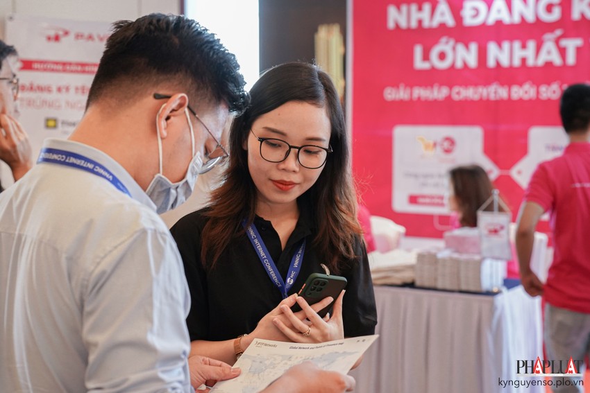 Khách tham quan trải nghiệm các công nghệ mới tại sự kiện. Khách tham quan trải nghiệm các công nghệ mới tại sự kiện. Ảnh: TIỂU MINH