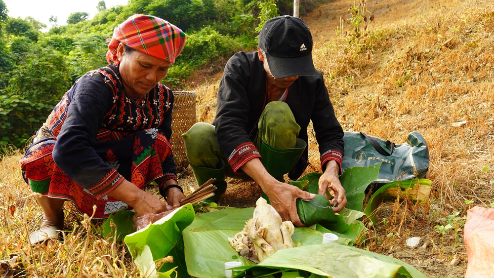 Vợ chồng chủ nương bày lễ vật cúng nương trước khi tra lúa. DSC03176.JPG