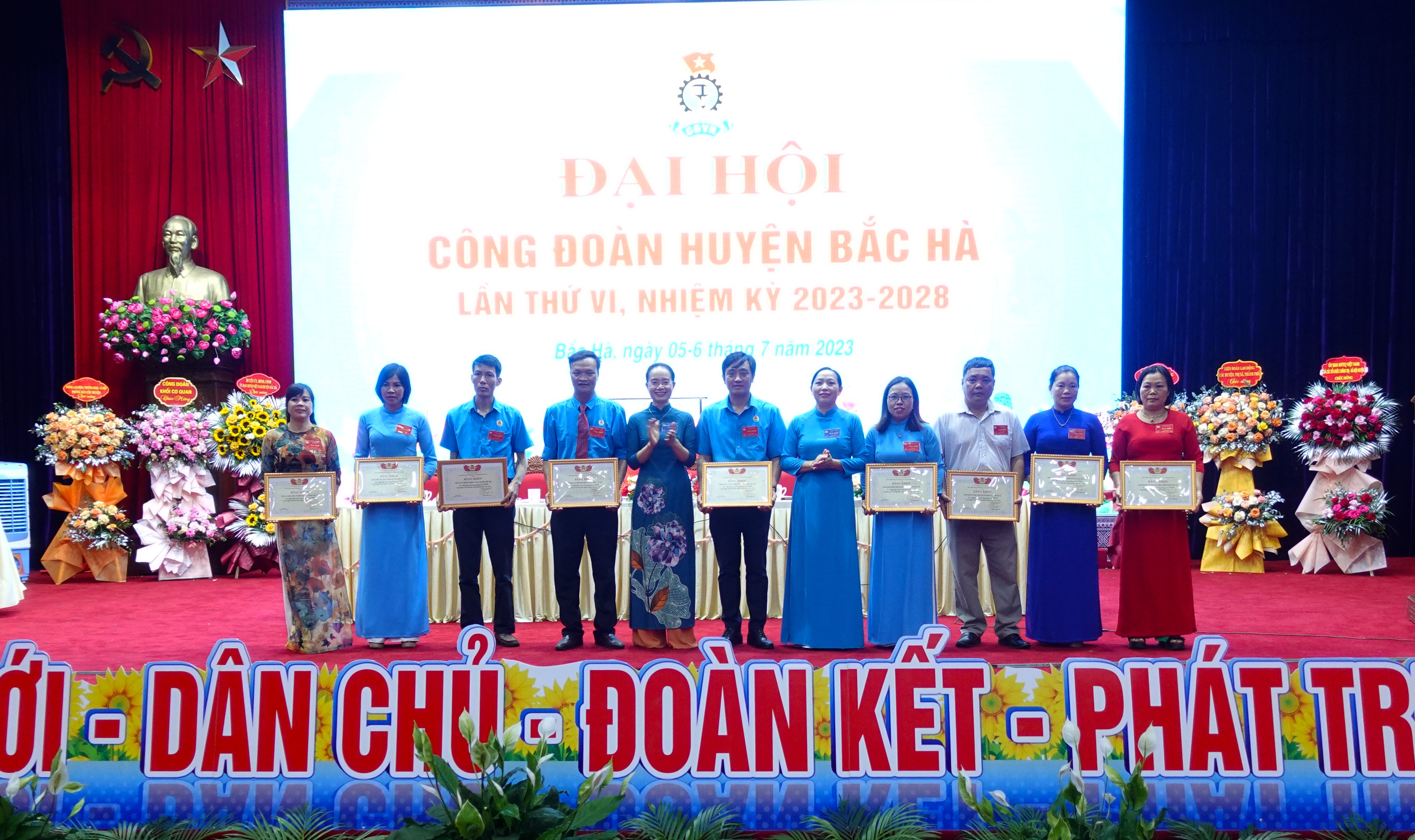 Tặng Bằng khen của Liên đoàn Lao động tỉnh cho các tập thể có thành tích xuất sắc. Tặng Bằng khen của LĐLĐ tỉnh cho các tập thể có thành tích xuất sắc.JPG
