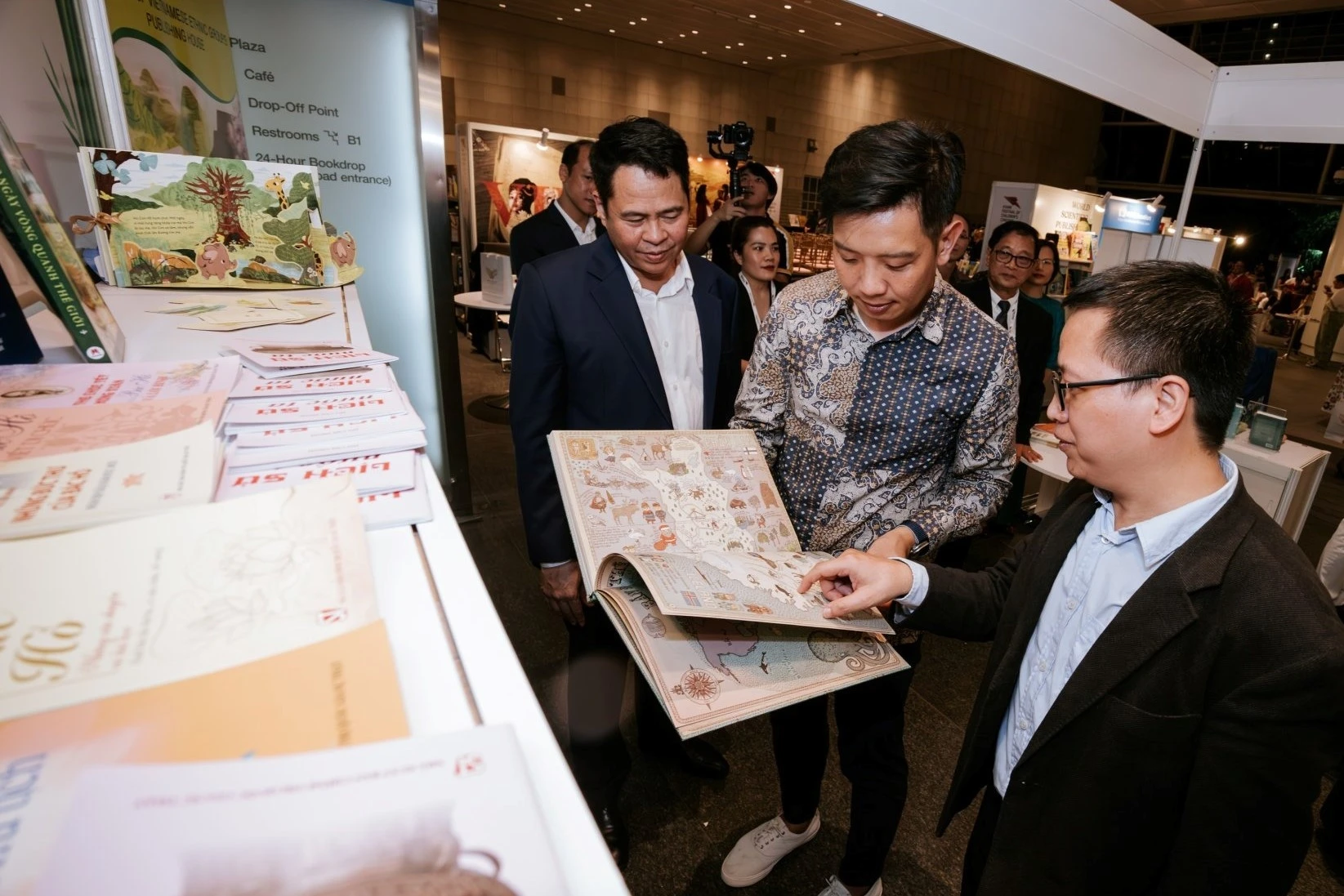 sach Viet tren the gioi anh 1