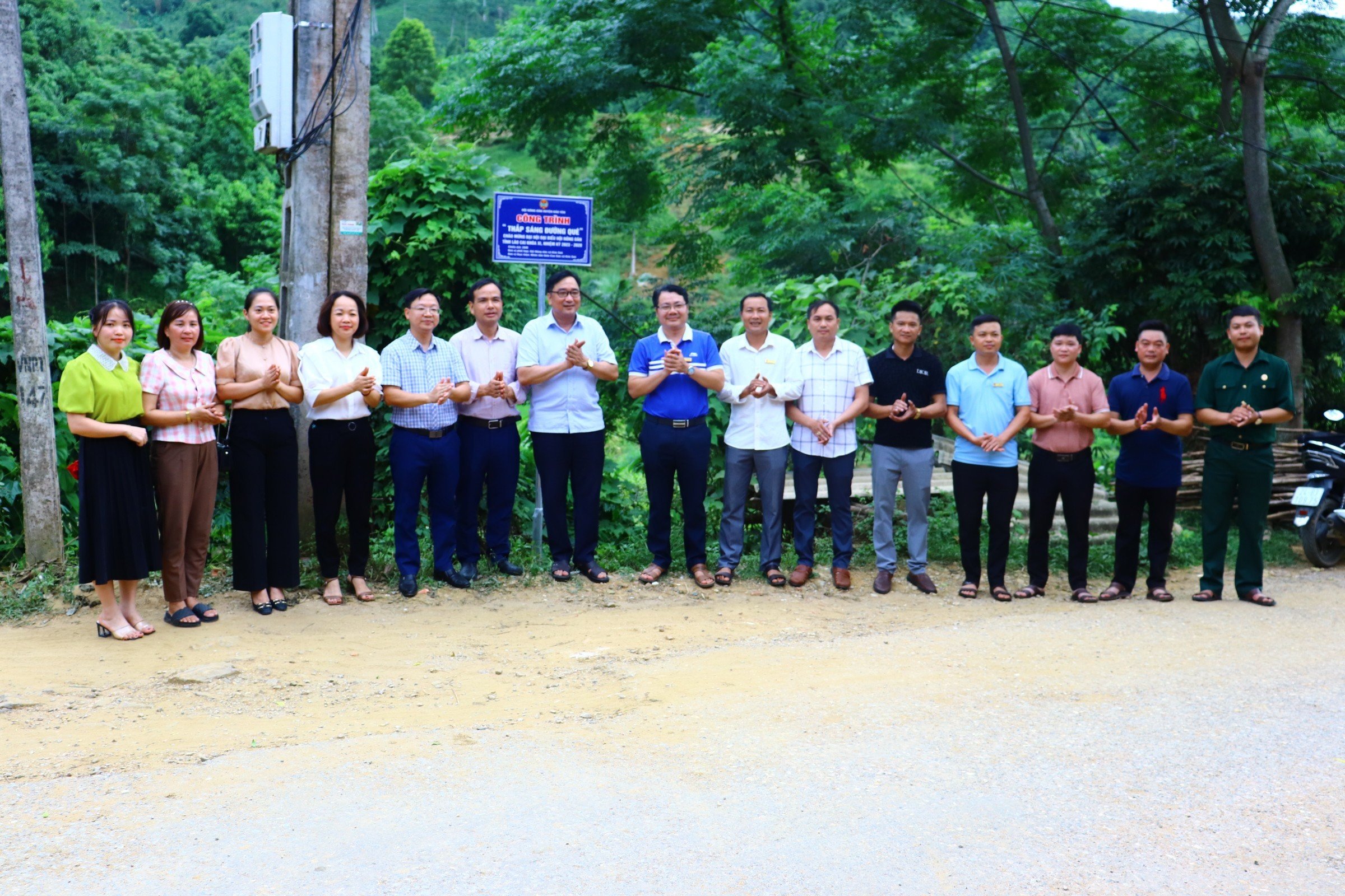 Cắt băng khánh thành công trình thắp sáng đường quê. Cắt băng khánh thành công trình thắp sáng đường quê.jpg