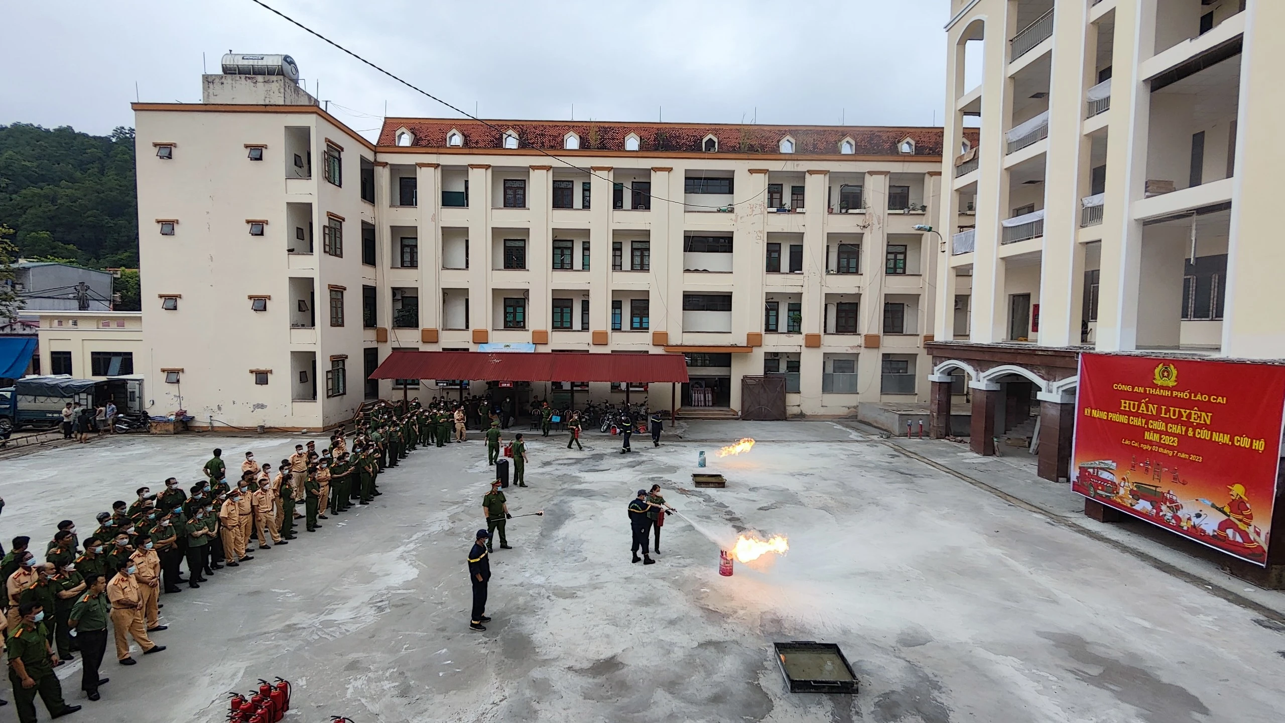 Ảnh 3. Toàn cảnh buổi thực hành sử dụng phương tiện chữa cháy tại chỗ.jpg