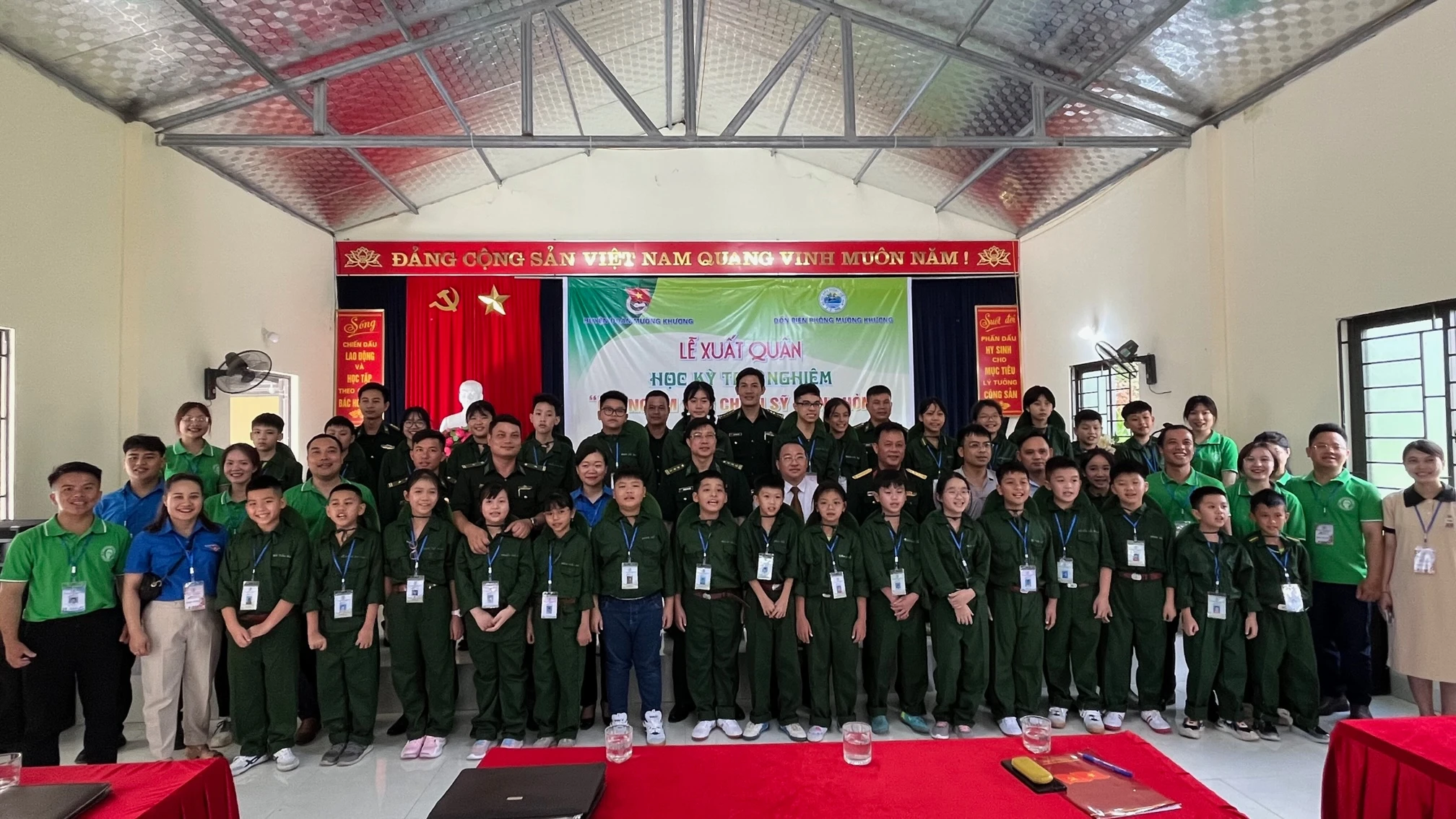 Các học viên nhí cùng các Đại biểu tham dự buổi Lễ xuất quân Học kỳ trải nghiệm“Chúng em làm chiến sĩ Biên phòng”.jpg