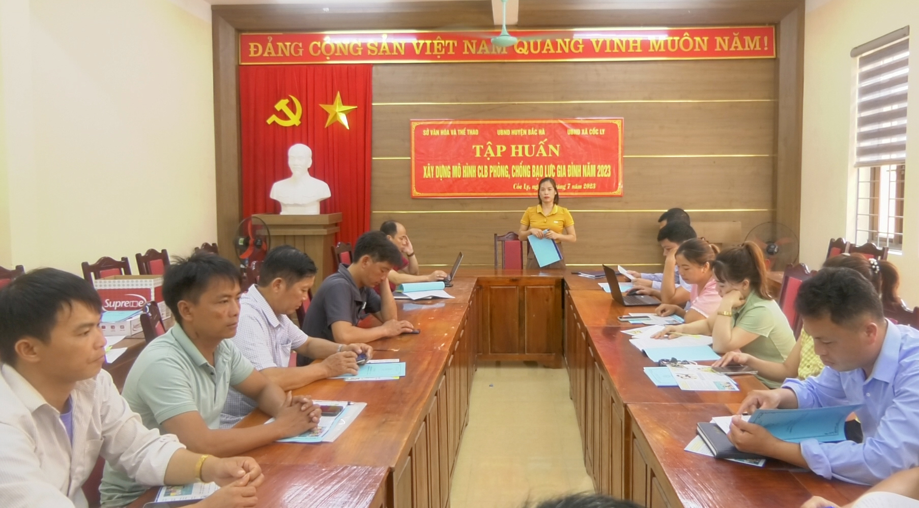 Cán bộ Sở Văn hóa - Thể thao tỉnh giới thiệu về mô hình phòng, chống bạo lực gia đình. Quang cảnh buổi tập huấn.jpg