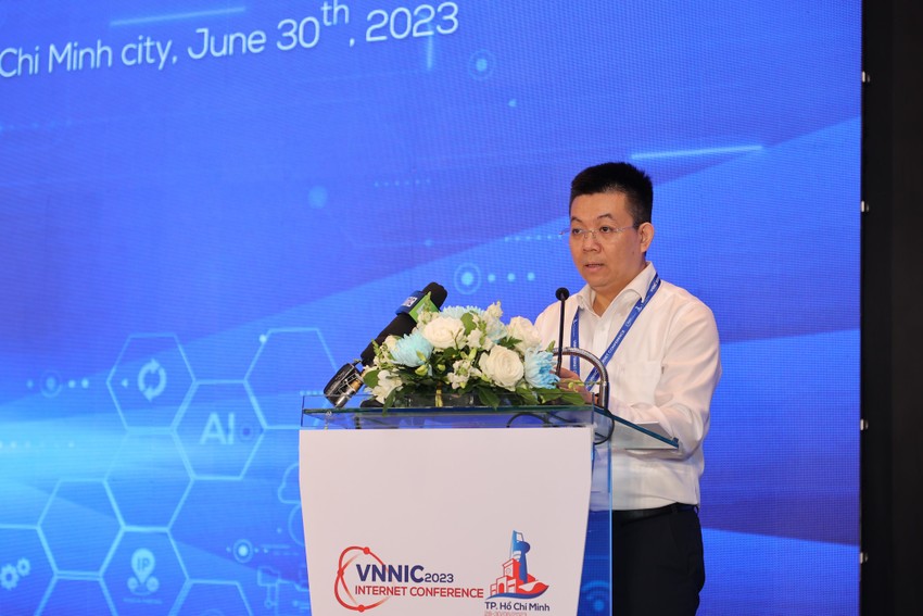 Ông Nguyễn Hồng Thắng, Phó Giám đốc phụ trách điều hành VNNIC chia sẻ tại sự kiện. Ông Nguyễn Hồng Thắng - Phó Giám đốc phụ trách điều hành VNNIC chia sẻ tại sự kiện.