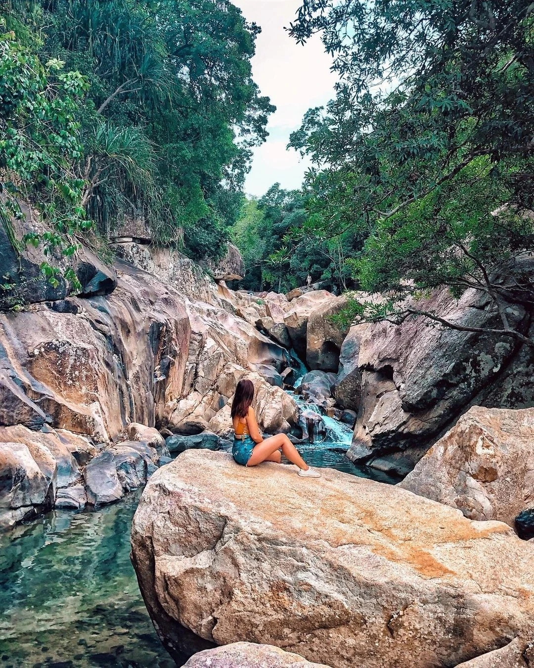 Tại Ninh Hòa không chỉ có biển mà còn có suối, thác nước hùng vĩ.