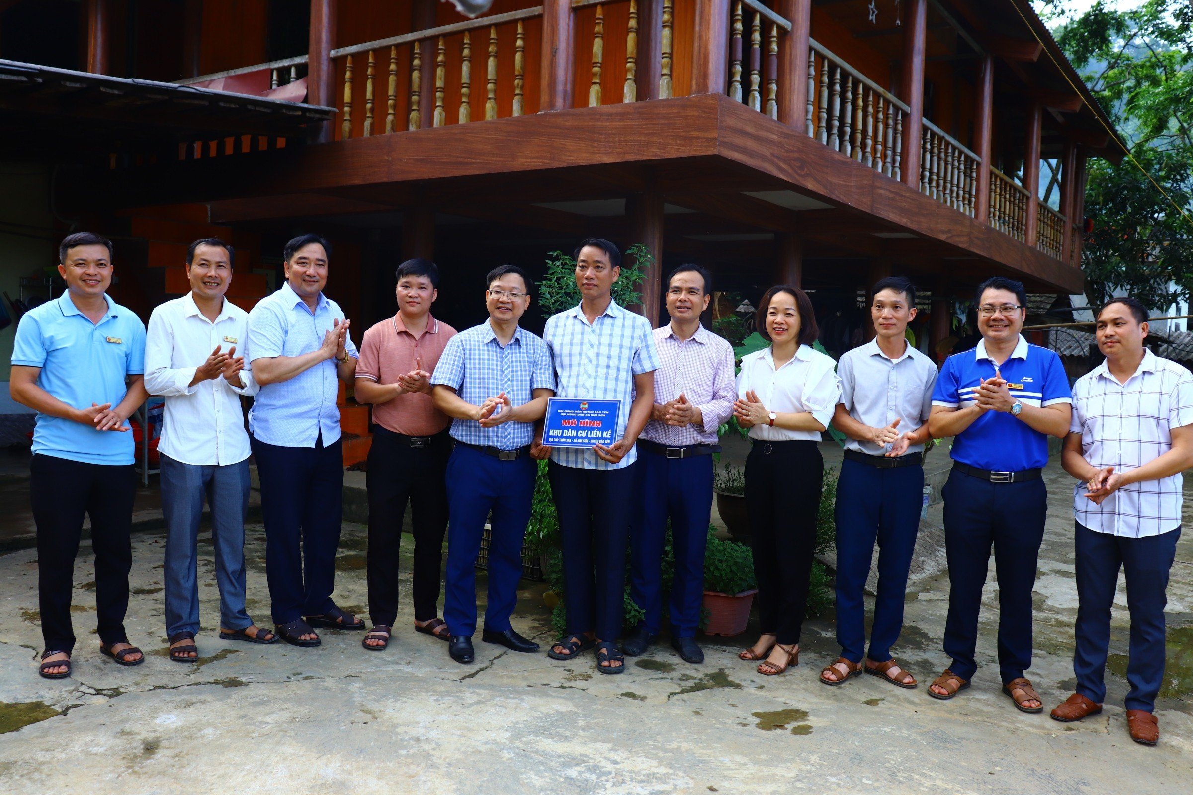Ra mắt mô hình khu dân cư liền kề tại thôn 3AB, xã Kim Sơn. Ra mắt mô hình khu dân cư liền kề tại thôn 3AB xã Kim Sơn.jpg