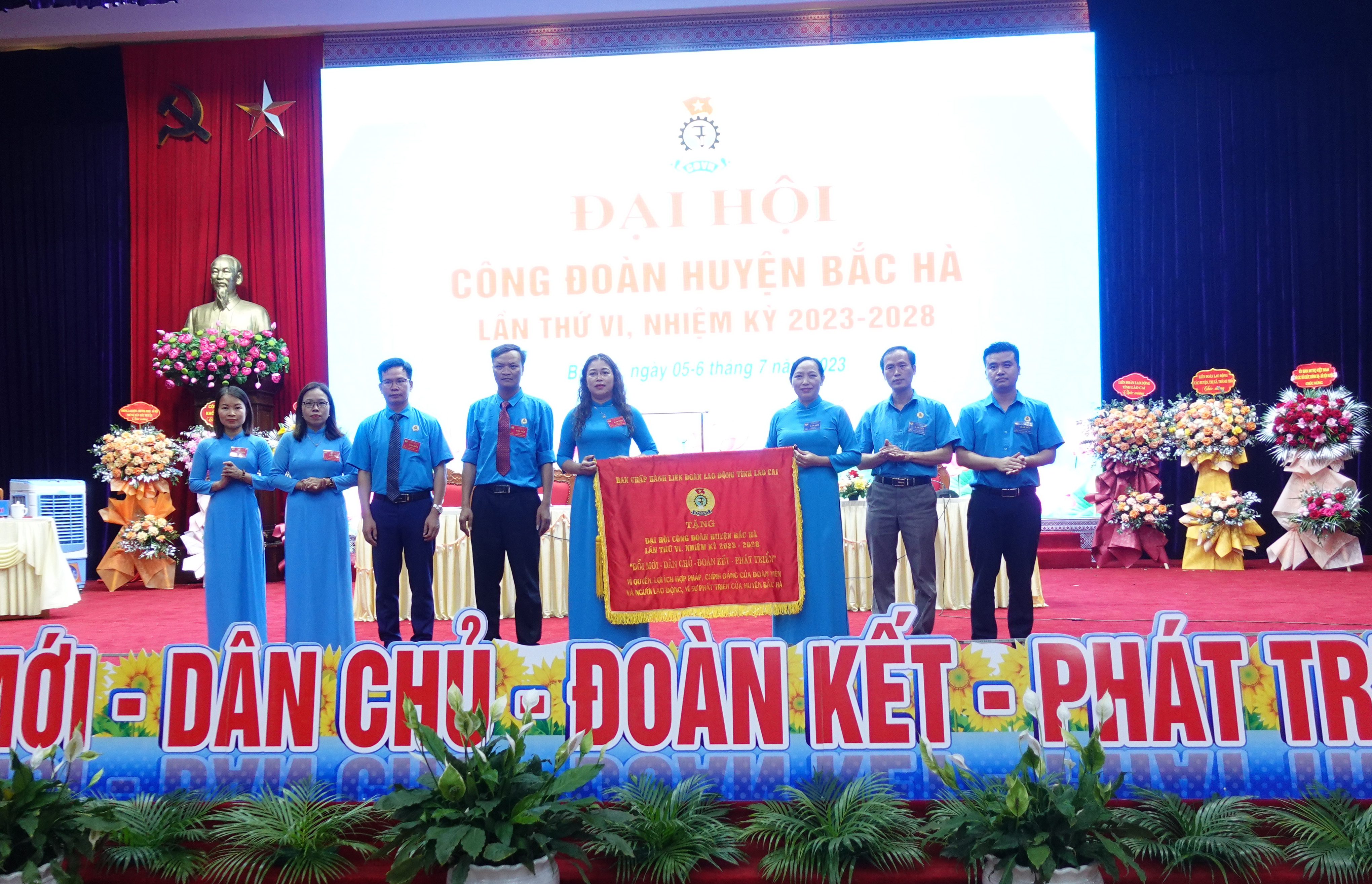 Lãnh đạo Liên đoàn Lao động tỉnh Lào Cai tặng bức trướng chúc mừng Đại hội. LĐLĐ tỉnh Lào Cai tặng bức trướng chúc mừng Đại hội.JPG