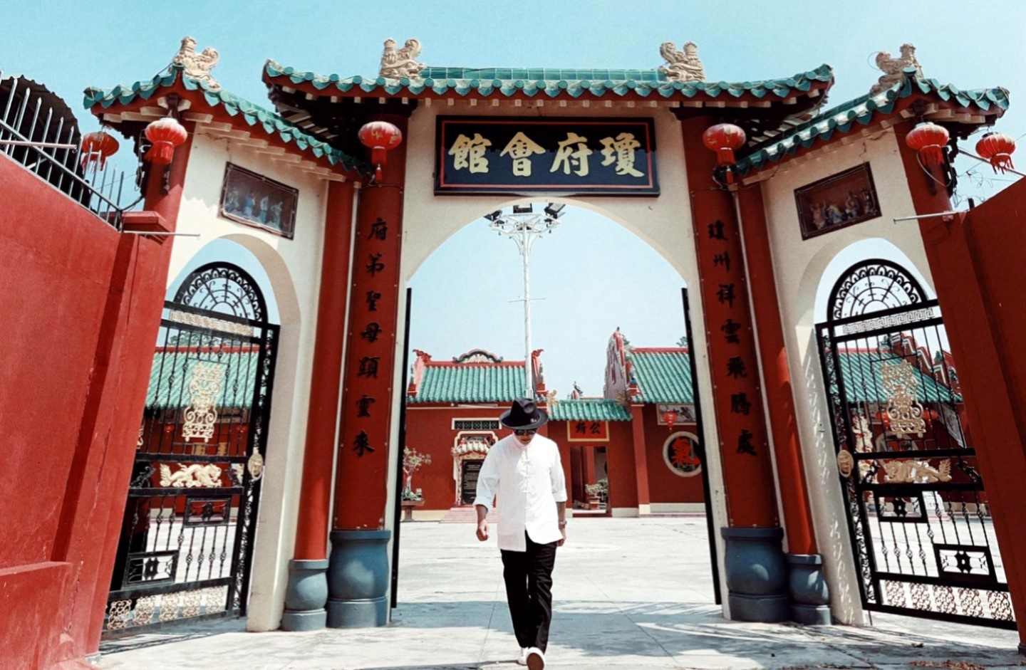 Du lịch mùa hè ảnh 7 Quỳnh Phủ Hội Quán mang tới vẻ đẹp hoài niệm với lối kiến trúc, thiết kế của người Hoa ngày xưa.