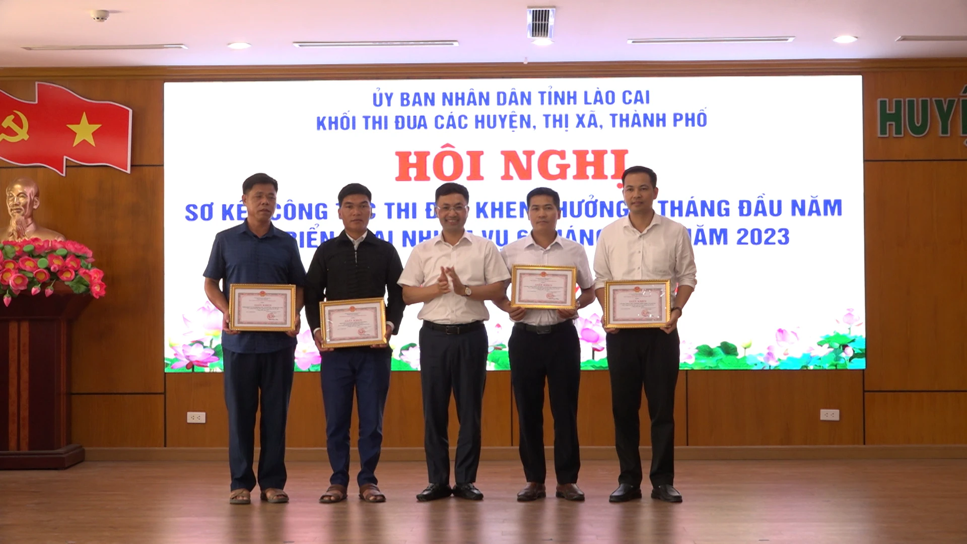 Khen thưởng cho các tập thể điển hình tiên tiến khối thi đua các huyện, thị xã, thành phố có thành tích tiêu biểu xuất sắc trong phong trào thi đua 6 tháng đầu năm 2023.jpg