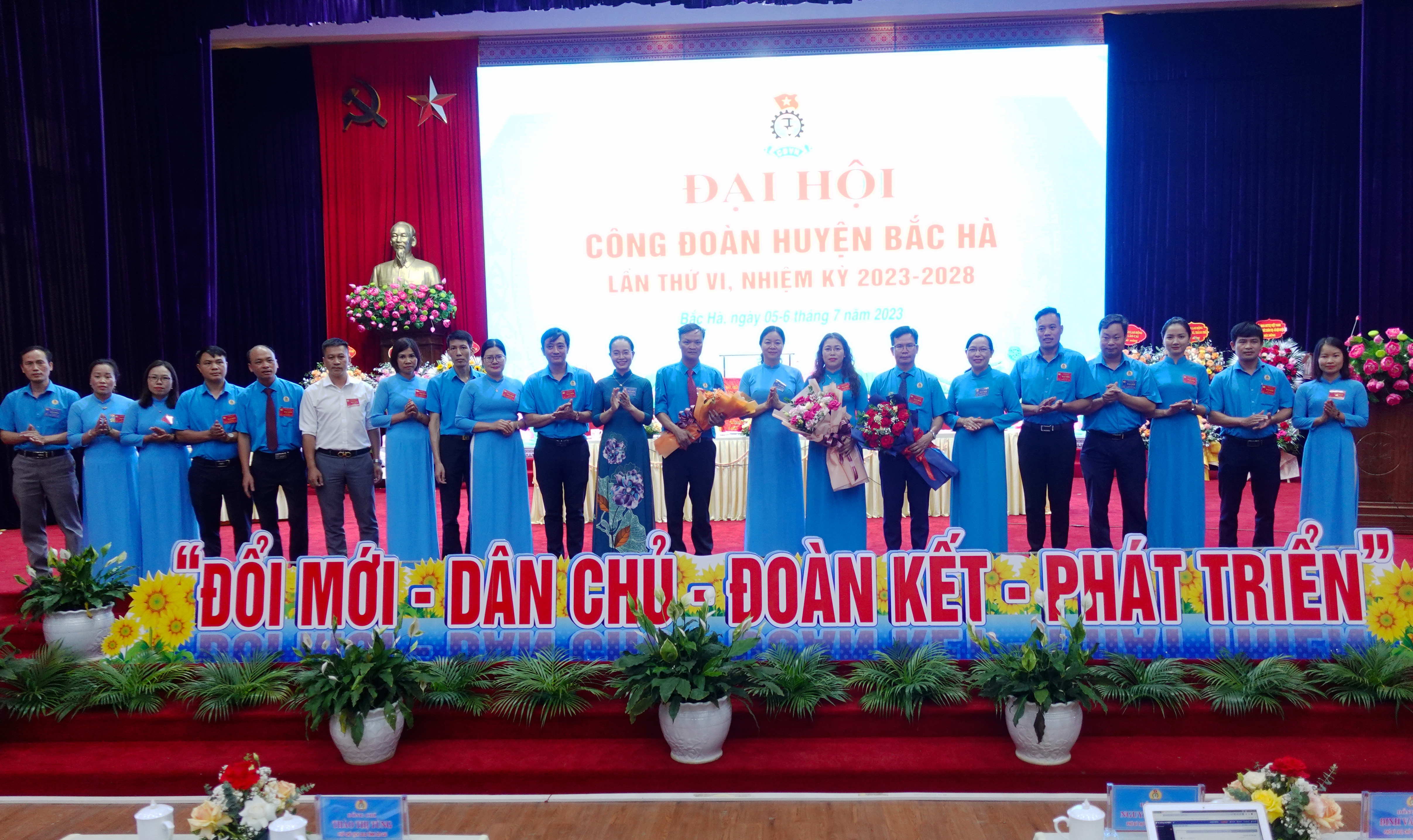 Ra mắt Ban Chấp hành Liên đoàn Lao động huyện khóa VI, nhiệm kỳ 2023 - 2028. Ra mắt BCH khóa VI, nhiệm kỳ 2023 - 2028.JPG