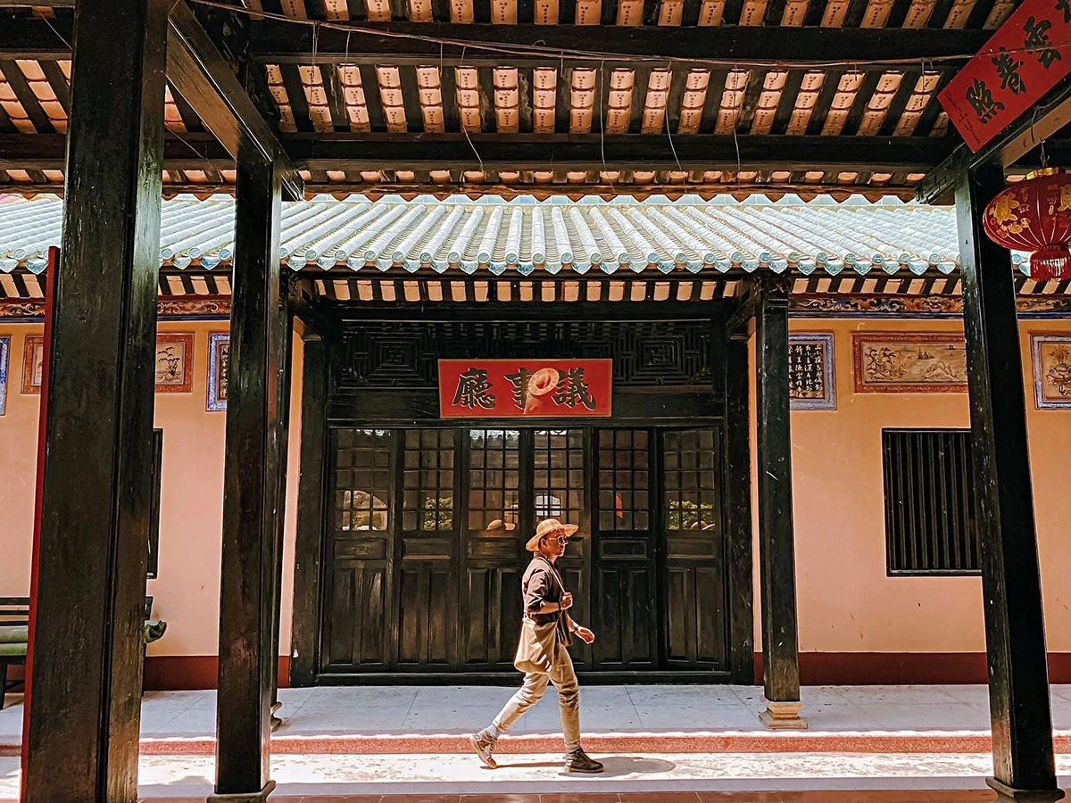 Quỳnh Phủ Hội Quán mang tới vẻ đẹp hoài niệm với lối kiến trúc, thiết kế của người Hoa ngày xưa.