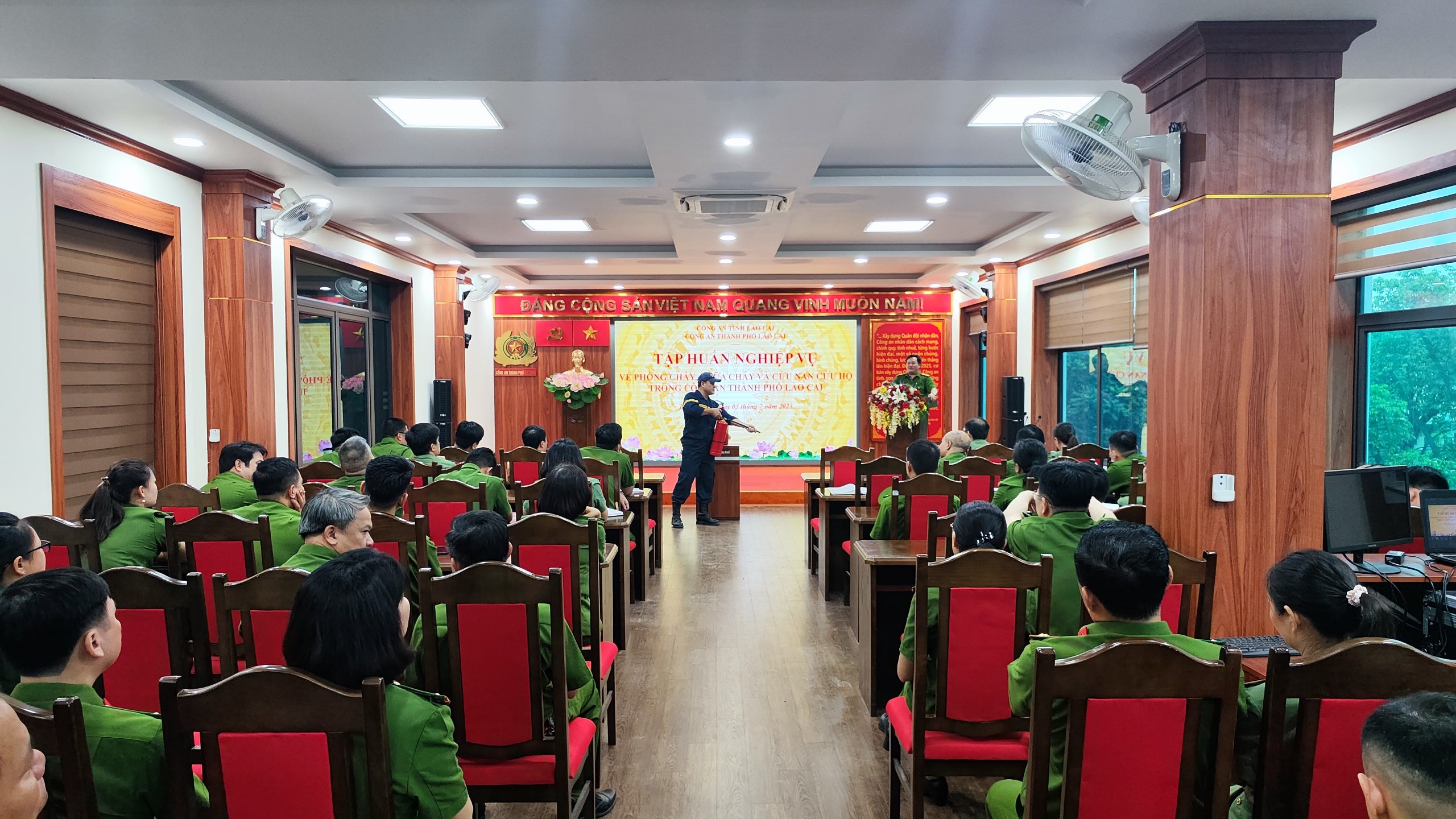 Cán bộ chiến sỹ tham gia tập huấn bồi dưỡng kiến thức về phòng cháy, chữa cháy. Ảnh 1. Tập huấn nghiệp vụ cho gần 400 cán bộ chiến sỹ CATP.jpg