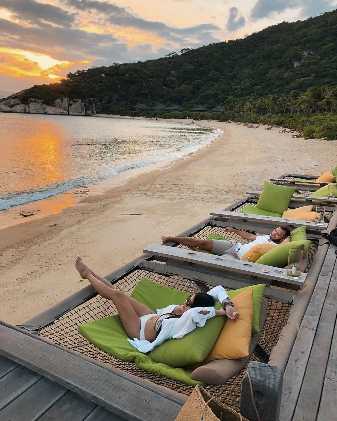 Vịnh Ninh Vân là vịnh đẹp nhất nhì tại Khánh Hòa, tập trung nhiều resort cao cấp.