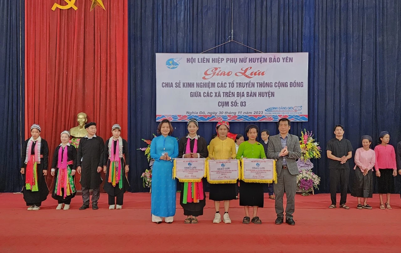 Ban tổ chức tặng cờ lưu niệm cho các đội.jpg