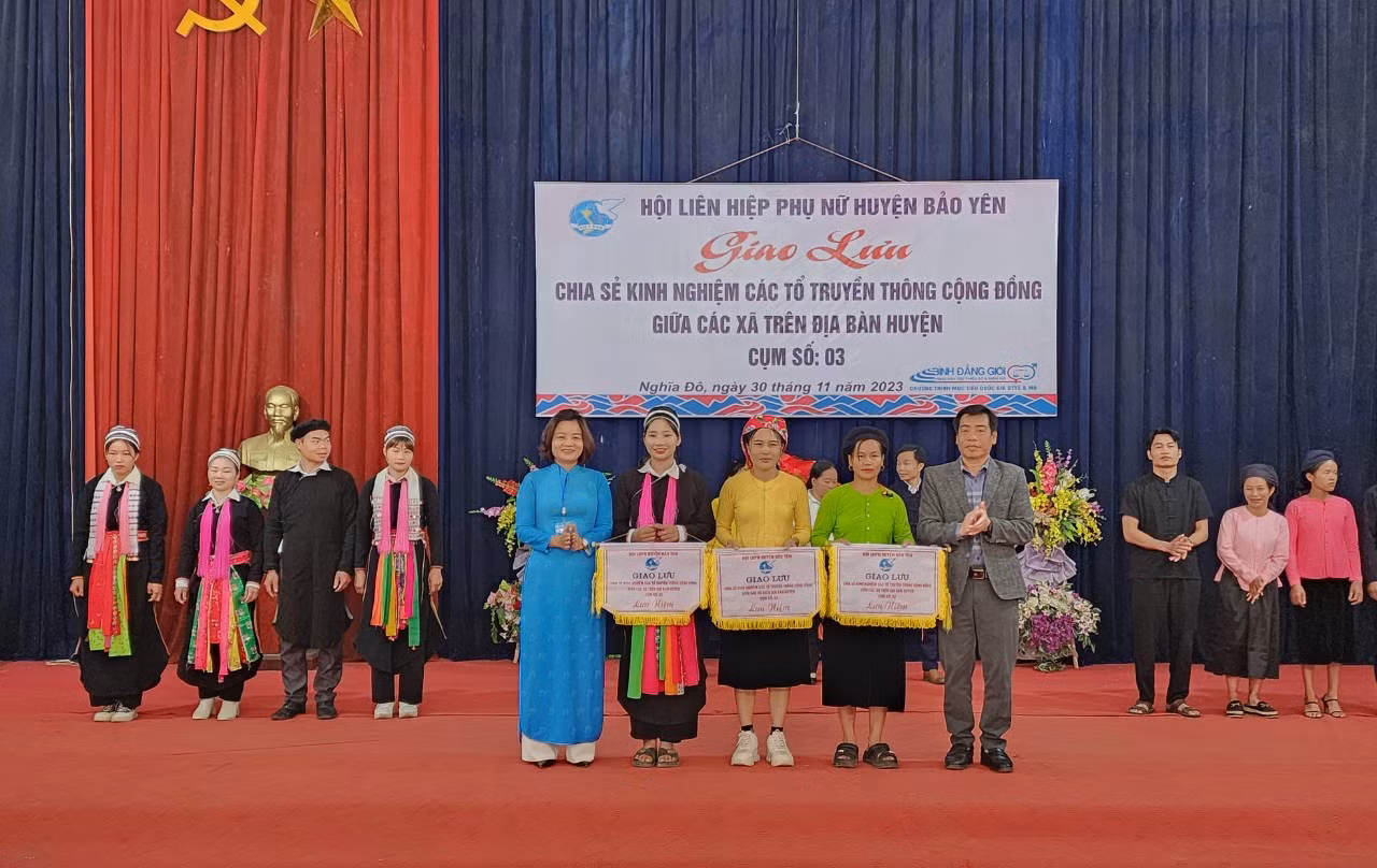 Ban tổ chức tặng cờ lưu niệm cho các đội.jpg