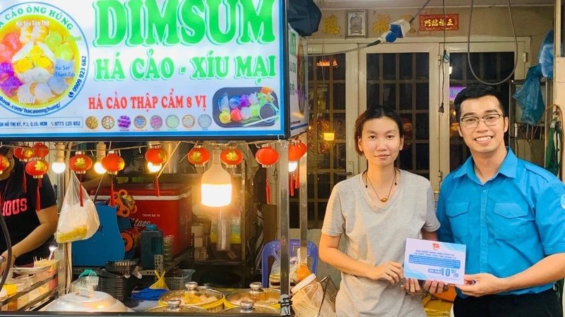 Đại diện Quận đoàn, Hội Liên hiệp thanh niên Quận 10 (TP Hồ Chí Minh) trao chứng nhận thành viên "Hệ sinh thái tuổi trẻ Quận 10" tặng các tiểu thương trên địa bàn.