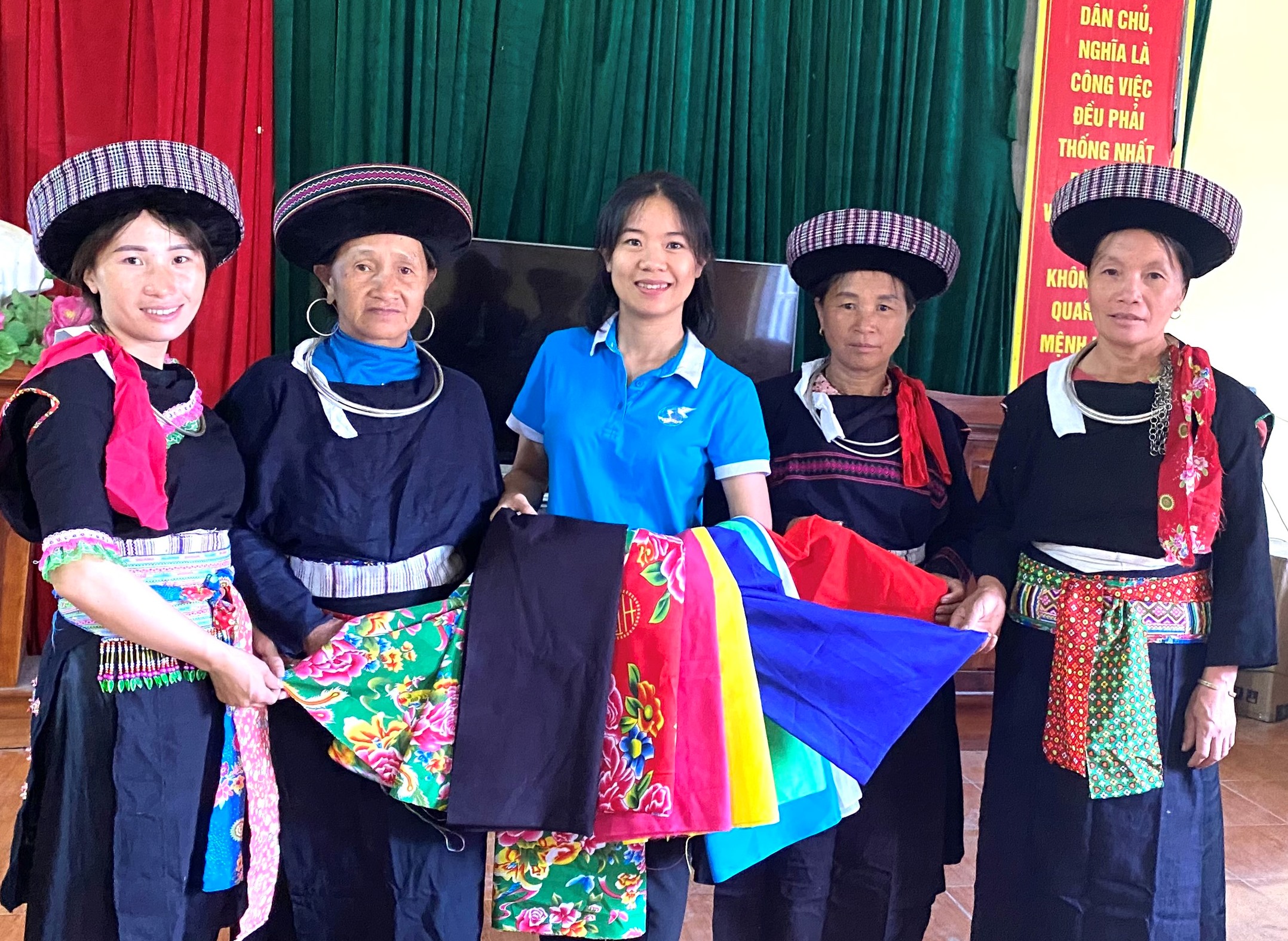 Hội Liên hiệp Phụ nữ xã Nậm Xé tặng nguyên liệu cho các thành viên trong Câu lạc bộ thực hành thêu hoa văn truyền thống và làm đồ chơi dân gian. MX8.jpg