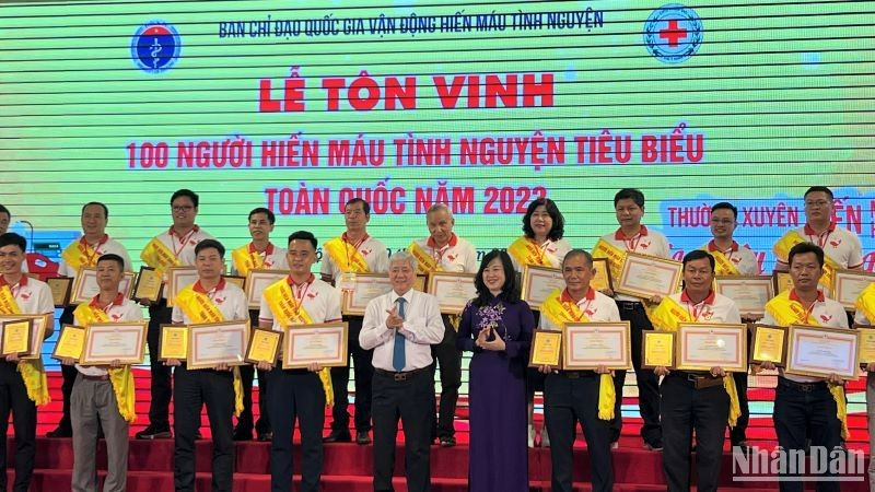 Tôn vinh những người hiến máu tiêu biểu toàn quốc năm 2023. Tôn vinh những người hiến máu tiêu biểu toàn quốc năm 2023.