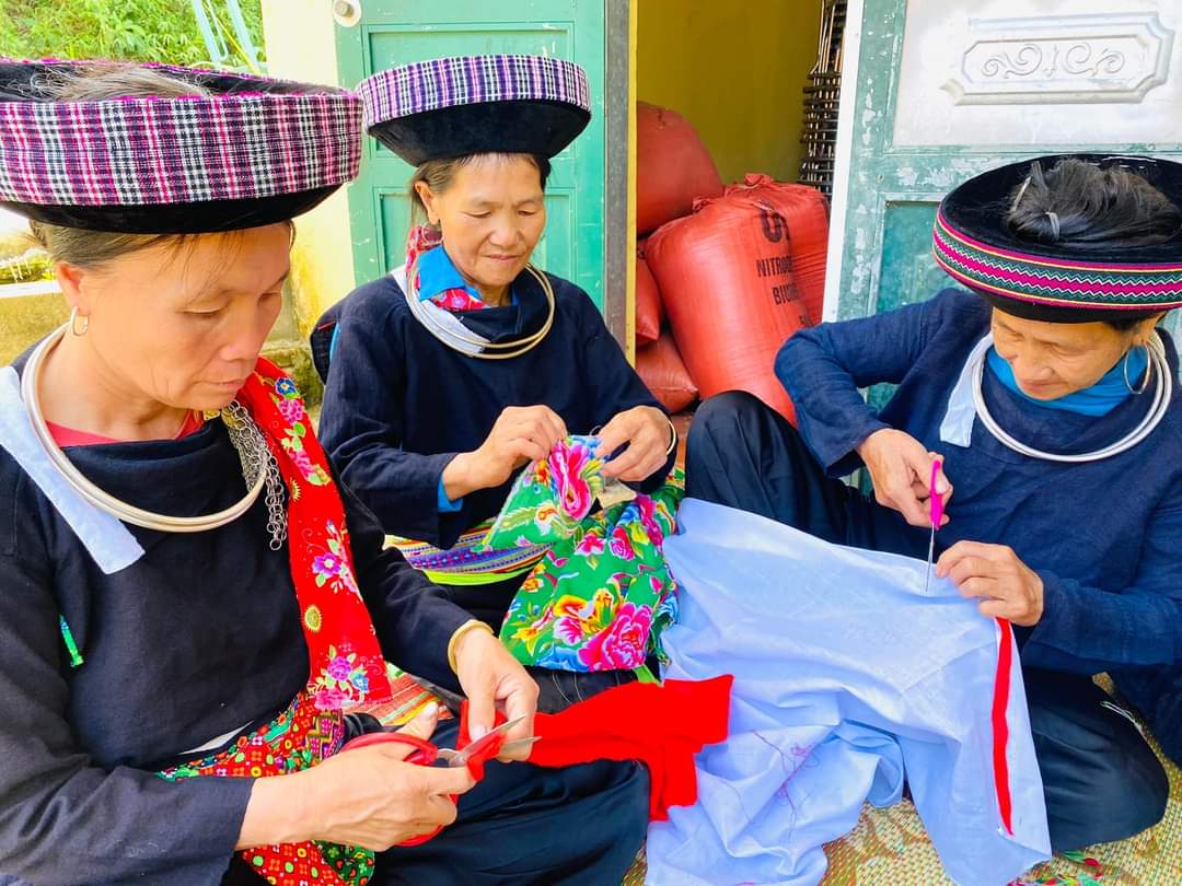 Các thành viên cao tuổi hướng dẫn cách làm quả còn. z4559027292734_356d3faf1d5f2cd66f5f1c8358756799.jpg