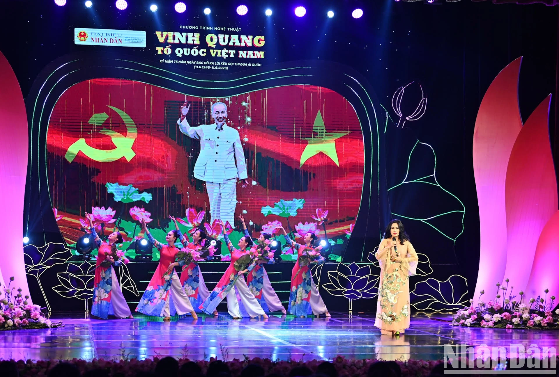 Ca sỹ Thanh Lam thể hiện ca khúc “Bác Hồ một tình yêu bao la”.