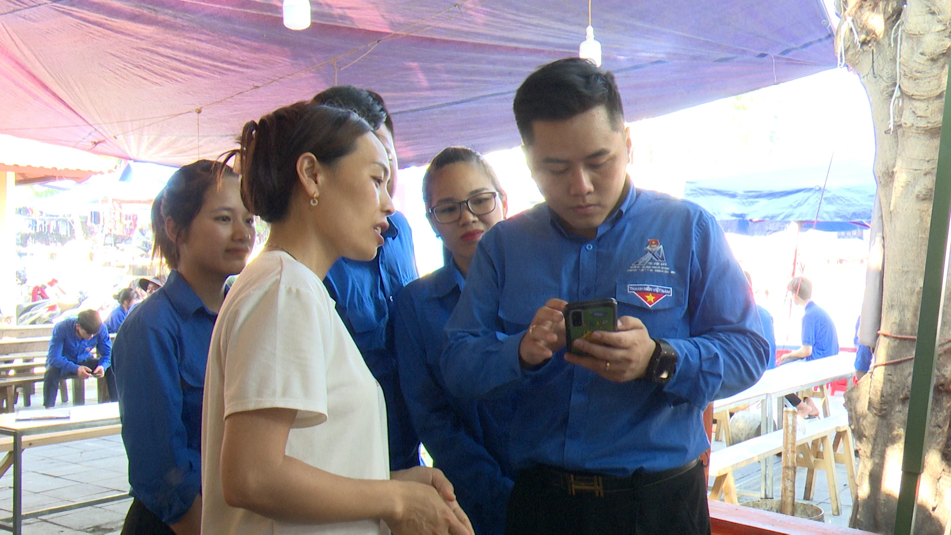 Hướng dẫn người dân cài đặt các app Du lịch Lào Cai trên điện thoại.jpg