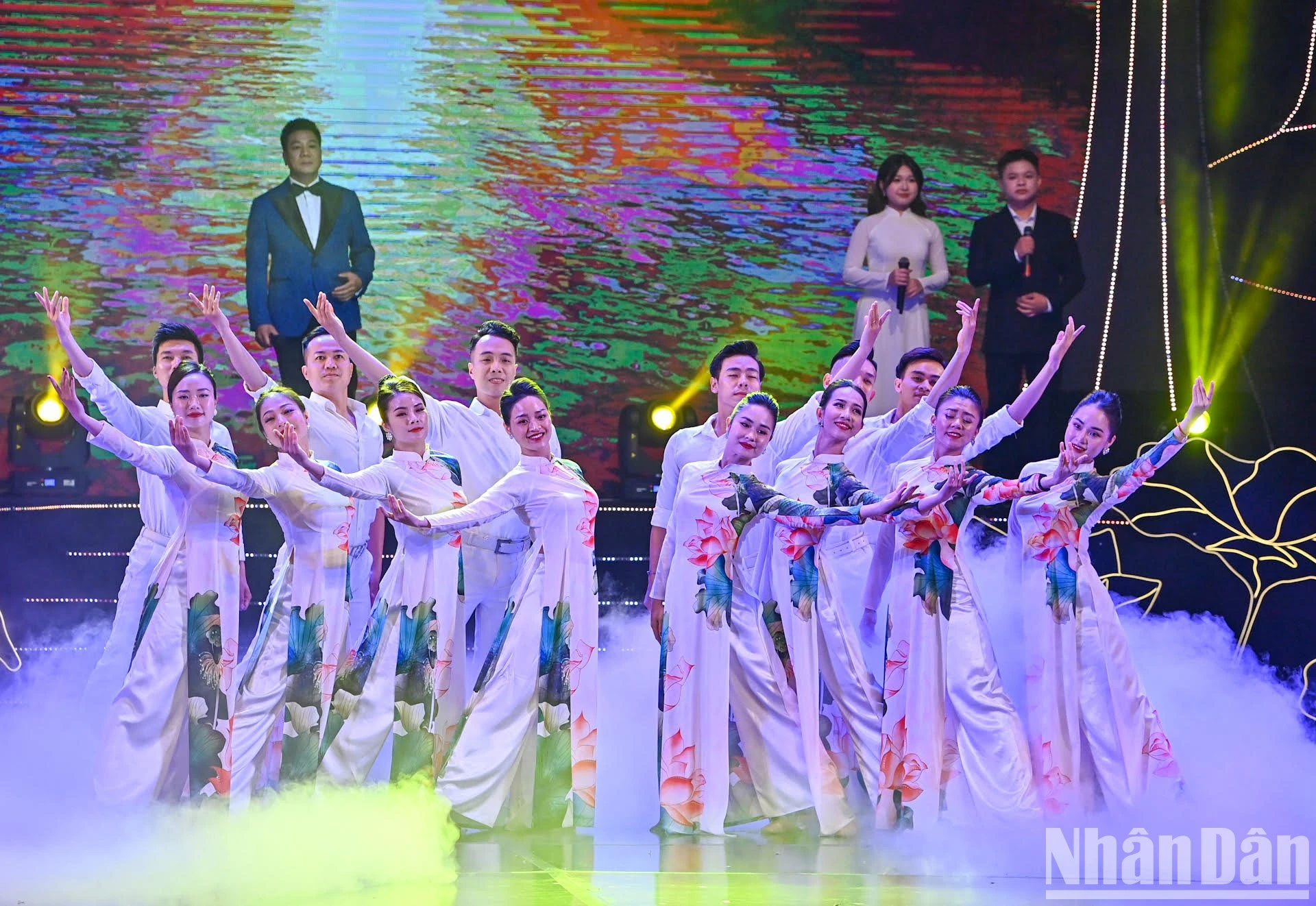 Chương trình nghệ thuật “Vinh quang Tổ quốc Việt Nam” gồm ba chương: Chương 1 Người đi tìm hình của nước; Chương 2 Màu hoa đỏ; Chương 3 Hãy đến với con người Việt Nam tôi, do NSND Quốc Hưng tổng đạo diễn.