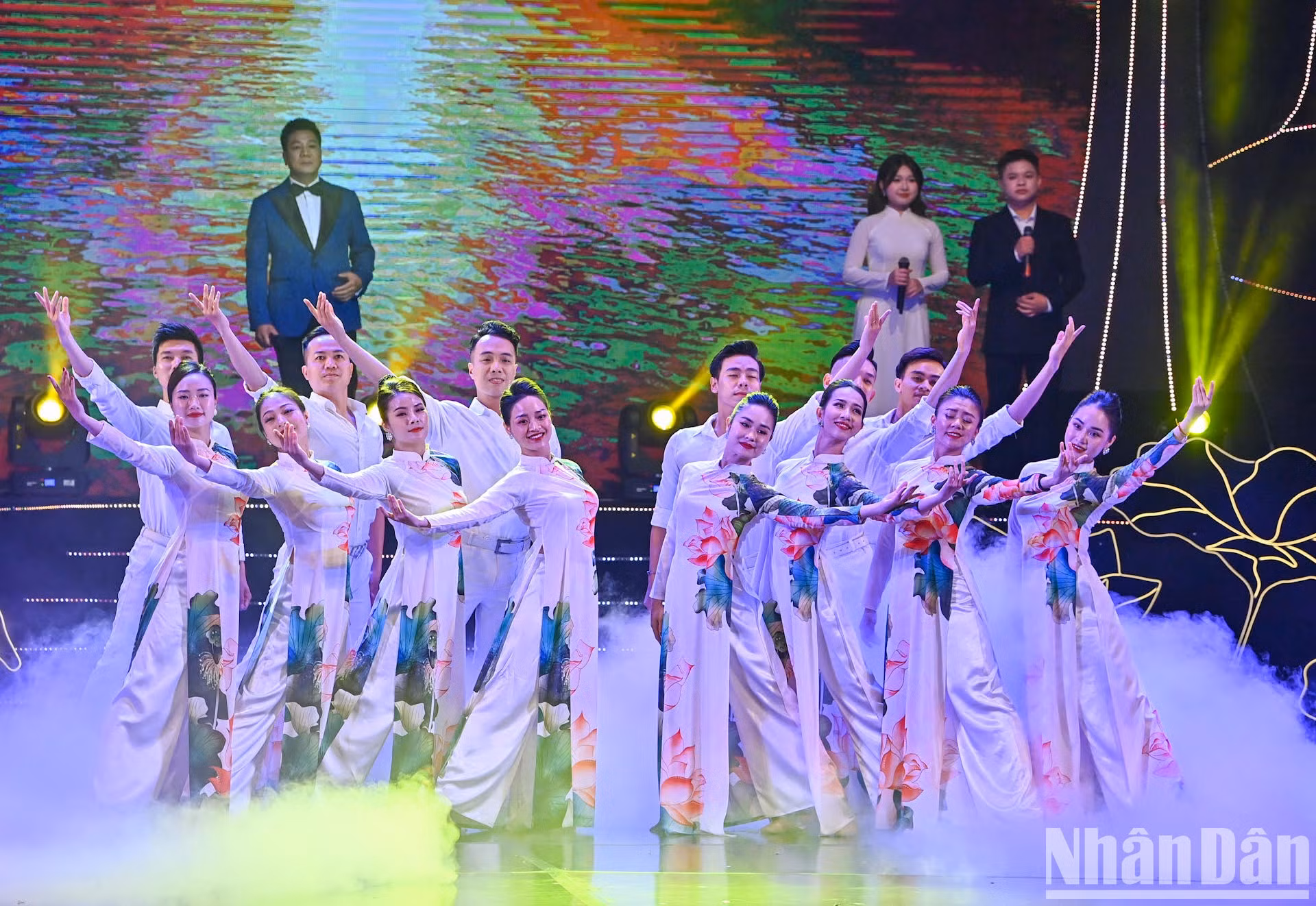 Chương trình nghệ thuật “Vinh quang Tổ quốc Việt Nam” gồm ba chương: Chương 1 Người đi tìm hình của nước; Chương 2 Màu hoa đỏ; Chương 3 Hãy đến với con người Việt Nam tôi, do NSND Quốc Hưng tổng đạo diễn.