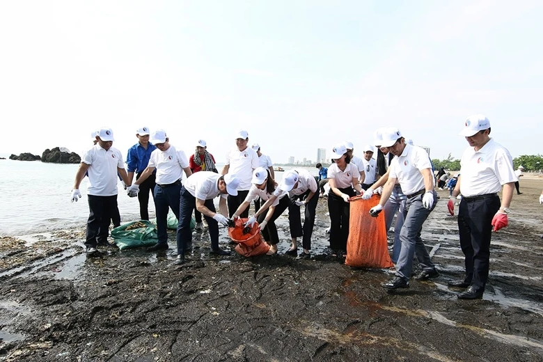 Bộ trưởng Đặng Quốc Khánh cùng các đại biểu tham gia nhặt rác, làm sạch biển tại sự kiện.