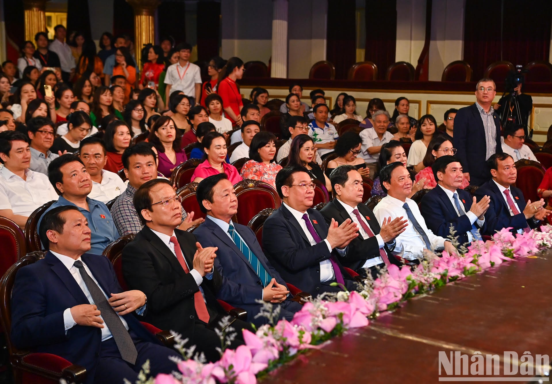 Chủ tịch Quốc hội Vương Đình Huệ, Phó Chủ tịch Thường trực Quốc hội Trần Thanh Mẫn; Phó Chủ tịch Quốc hội Nguyễn Khắc Định; Phó Thủ tướng Chính phủ Trần Hồng Hà cùng các đại biểu dự chương trình. Chủ tịch Quốc hội Vương Đình Huệ, Phó Chủ tịch Thường trực Quốc hội Trần Thanh Mẫn; Phó Chủ tịch Quốc hội Nguyễn Khắc Định; Phó Thủ tướng Chính phủ Trần Hồng Hà cùng các đại biểu dự chương trình.
