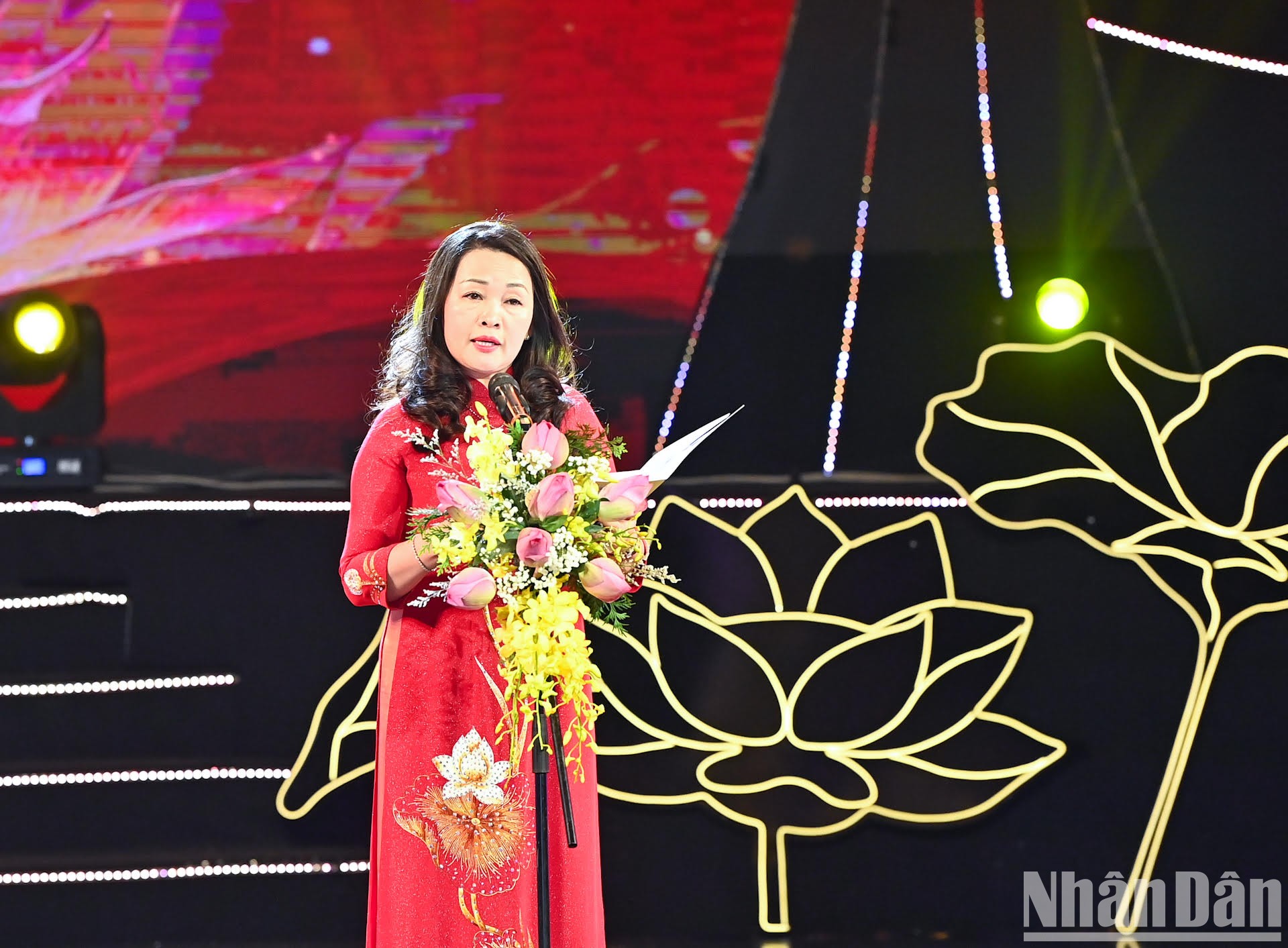 Tổng Biên tập Báo Đại biểu Nhân dân Phạm Thị Thanh Huyền phát biểu khai mạc chương trình. Tổng Biên tập Báo Đại biểu Nhân dân Phạm Thị Thanh Huyền phát biểu khai mạc chương trình.