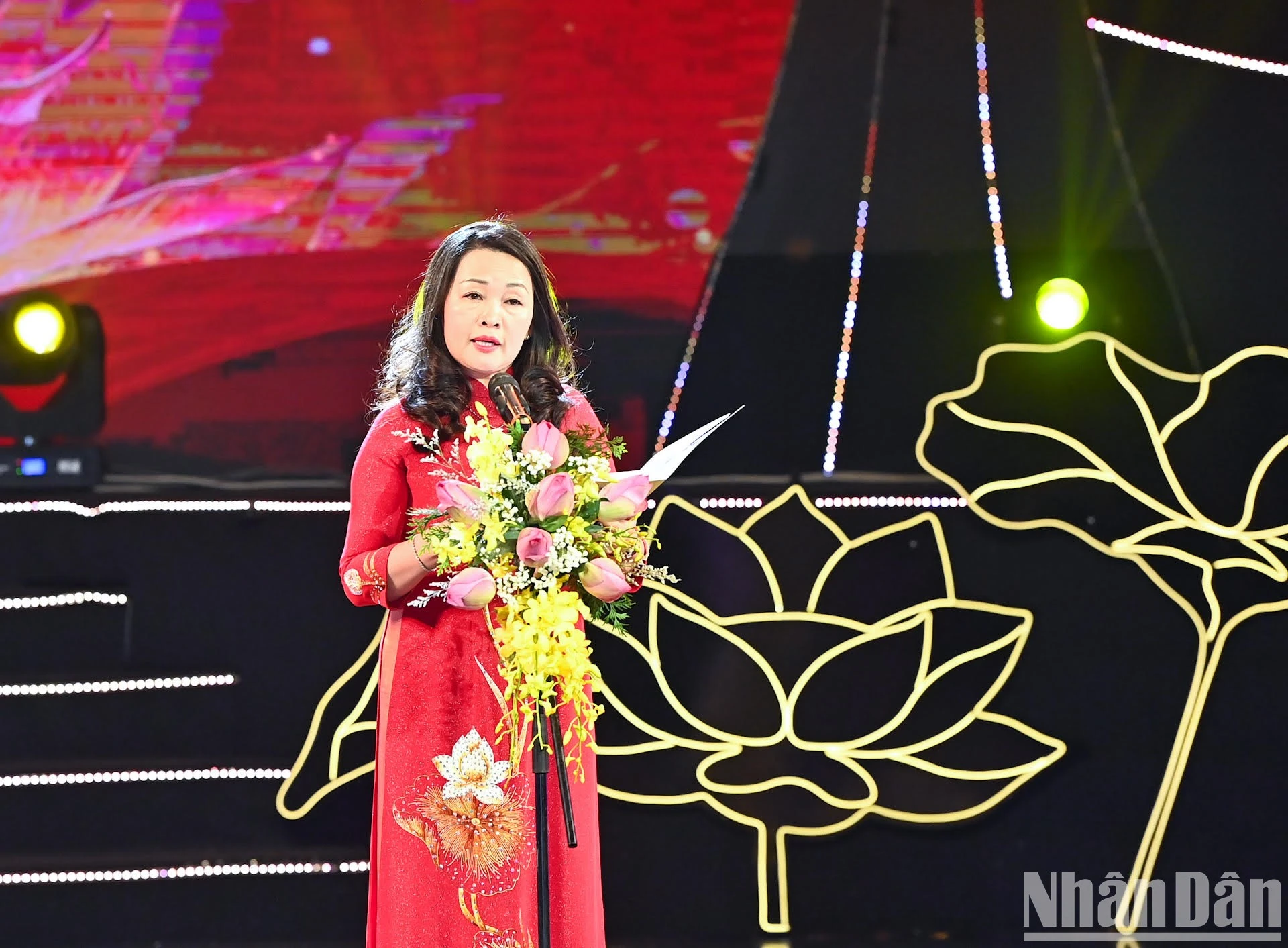 Tổng Biên tập Báo Đại biểu Nhân dân Phạm Thị Thanh Huyền phát biểu khai mạc chương trình.