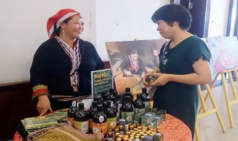 Người dân giới thiệu sản phẩm tinh dầu, thuốc tắm người Dao đỏ với du khách.