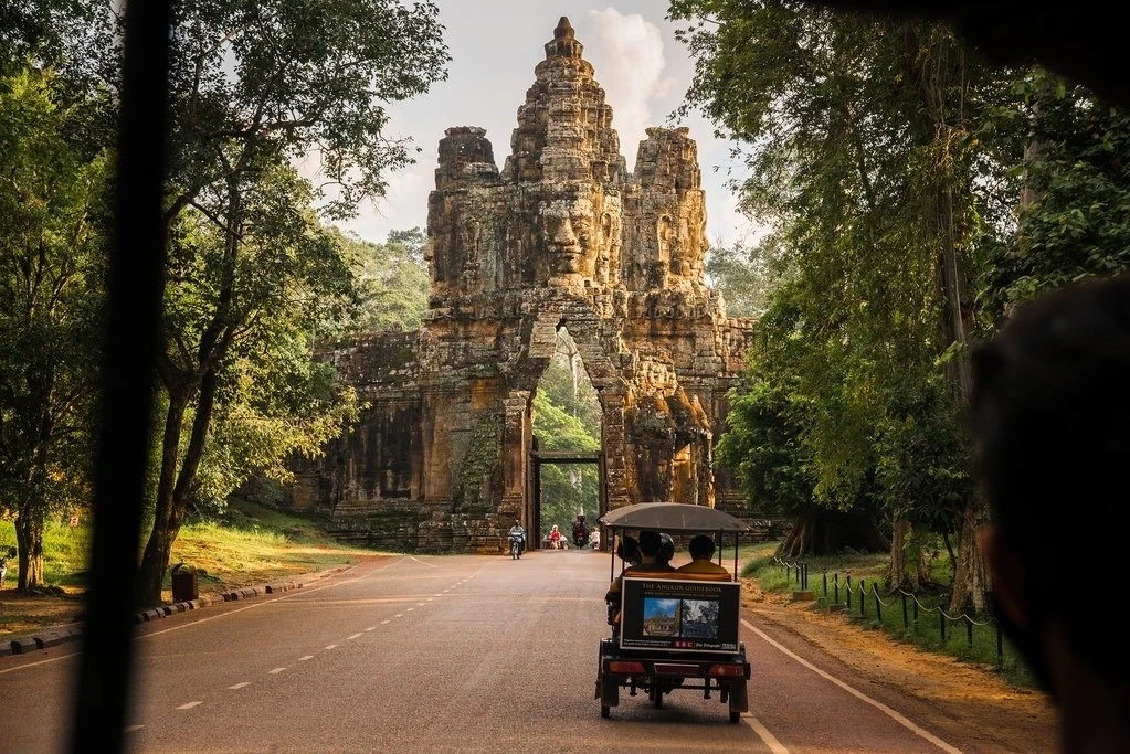 Khung cảnh kì vĩ trên cung đường Angkor Wat.