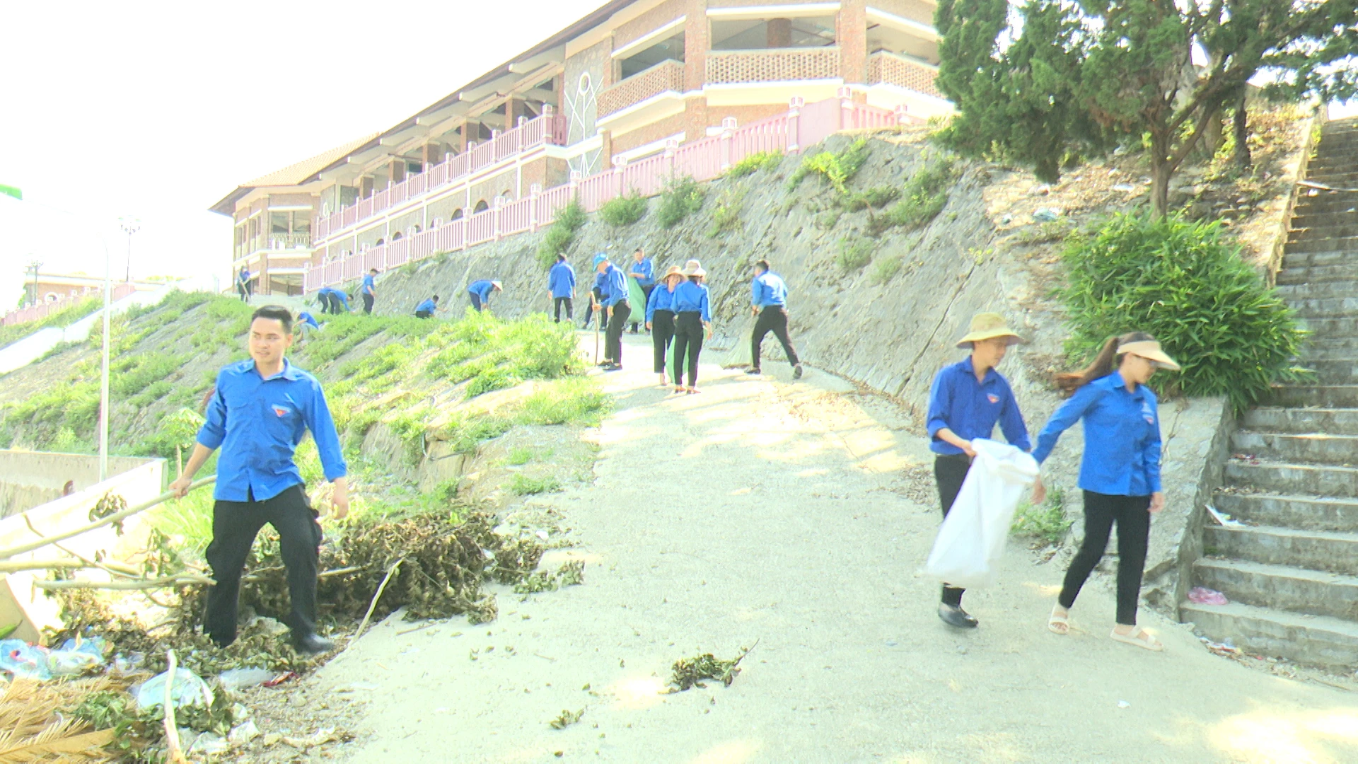 Tổ chức dọn vệ sinh môi trường khu vực trung tâm Chợ Văn hóa Bắc Hà.jpg