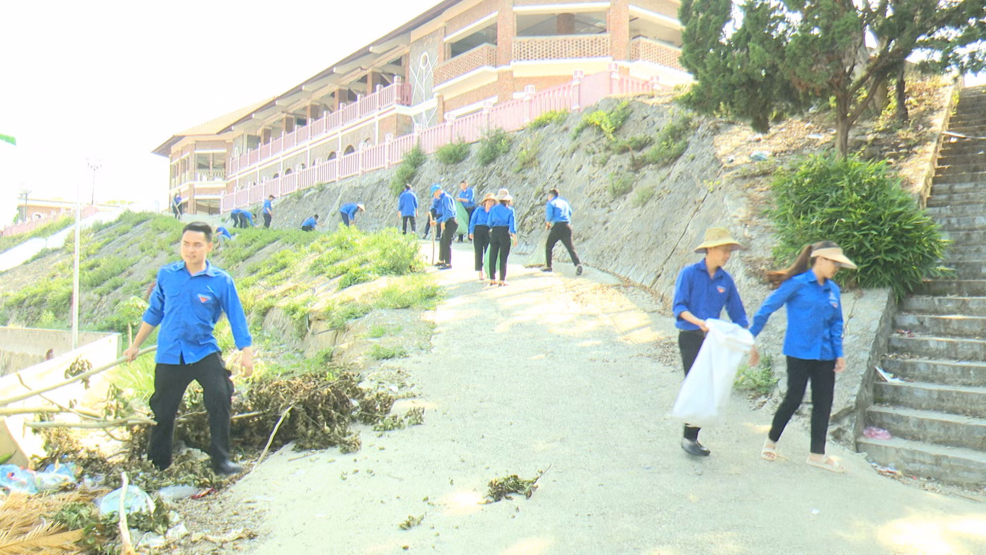 Tổ chức dọn vệ sinh môi trường khu vực trung tâm Chợ Văn hóa Bắc Hà.jpg