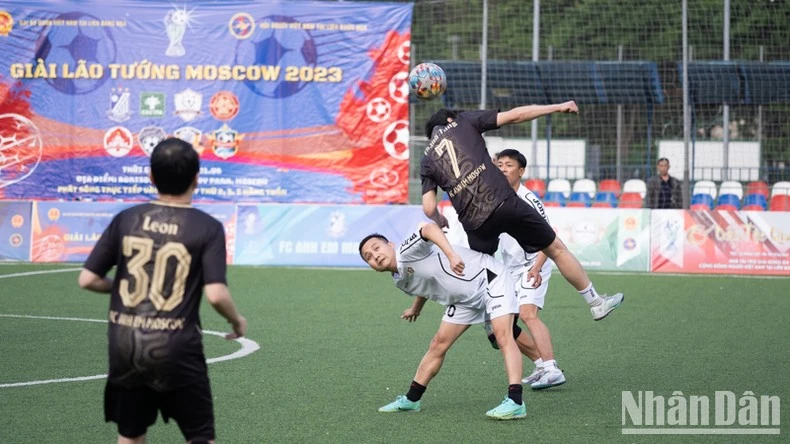 Một pha bóng trong trận chung kết giải lão tướng.