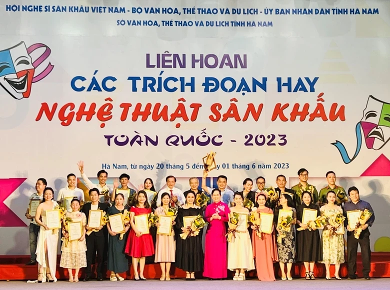 Các diễn viên nhận Huy chương Vàng tại Liên hoan.