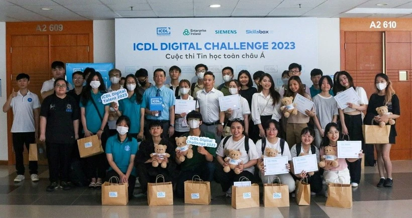 Các thí sinh tham dự cuộc thi chụp ảnh lưu niệm.