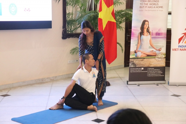 Trình diễn Yoga tại buổi họp báo. Trình diễn Yoga tại buổi họp báo.